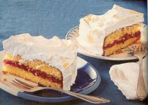 Baiserkuchen mit Cranberrypüree