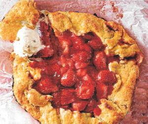 Galette mit Erdbeeren und Rhabarber