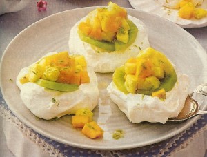 Mini Pavlovas mit Ananas