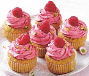 Pistazien Cupcakes mit Himbeer Mascarpone Topping