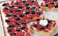 Quarkkuchen mit Brombeeren und Jannisbeeren