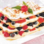 Crepes mit süßen Beeren und Vanillecreme