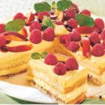 Vanillecreme-Torte mit Himbeeren und Nektarinen