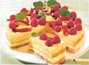 Vanillecreme-Torte mit Himbeeren und Nektarinen